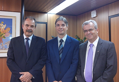 Ministro Aloizio Mercadante, professor Wilson Veneziano e reitor da UnB Ivan Camargo